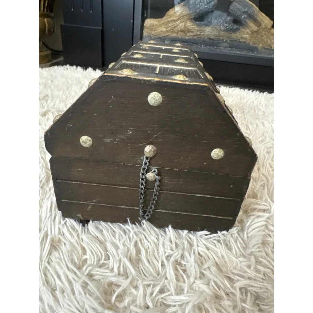 Vintage‎ Wooden Treasure Chest Jewelry Box Lion Head Hardware Red Velvet Lining